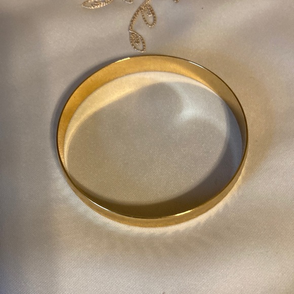 Gold Tone Bangel Bracelet Diamond Cut Leaf Design - Picture 4 of 6